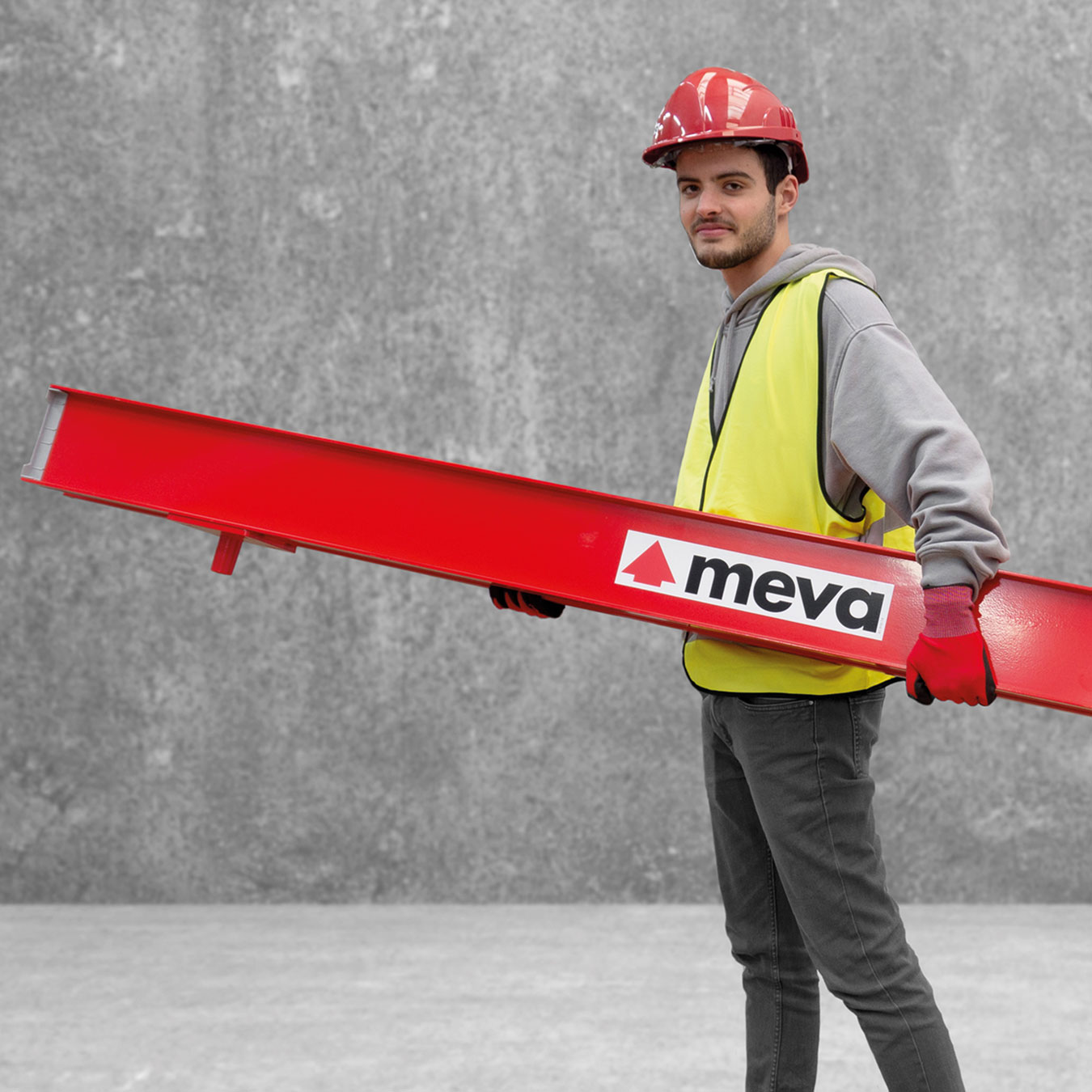 Ein Bauarbeiter trägt einen leichten VarioMax Doppelträger aus Aluminium