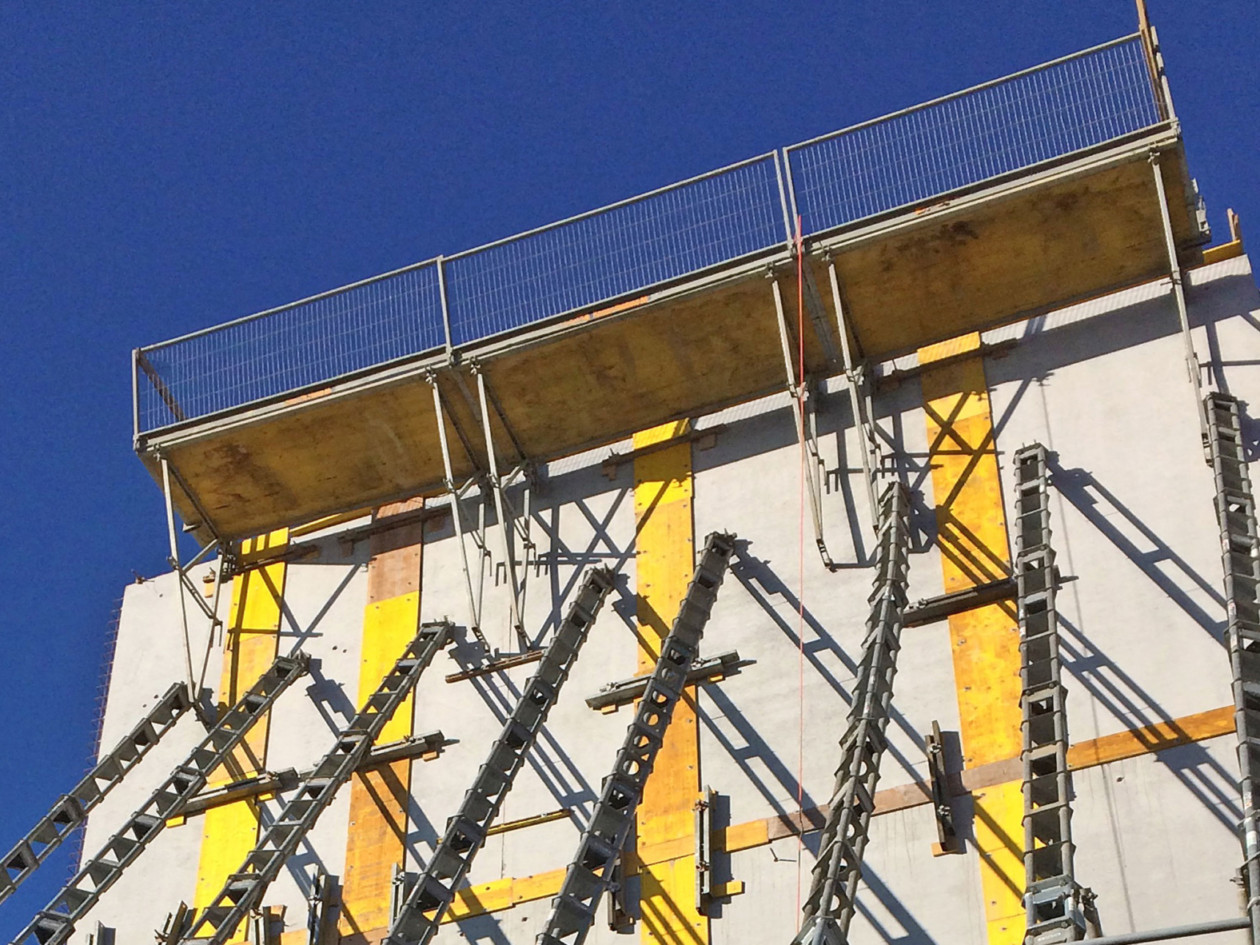 Bracing system on large formwork construction