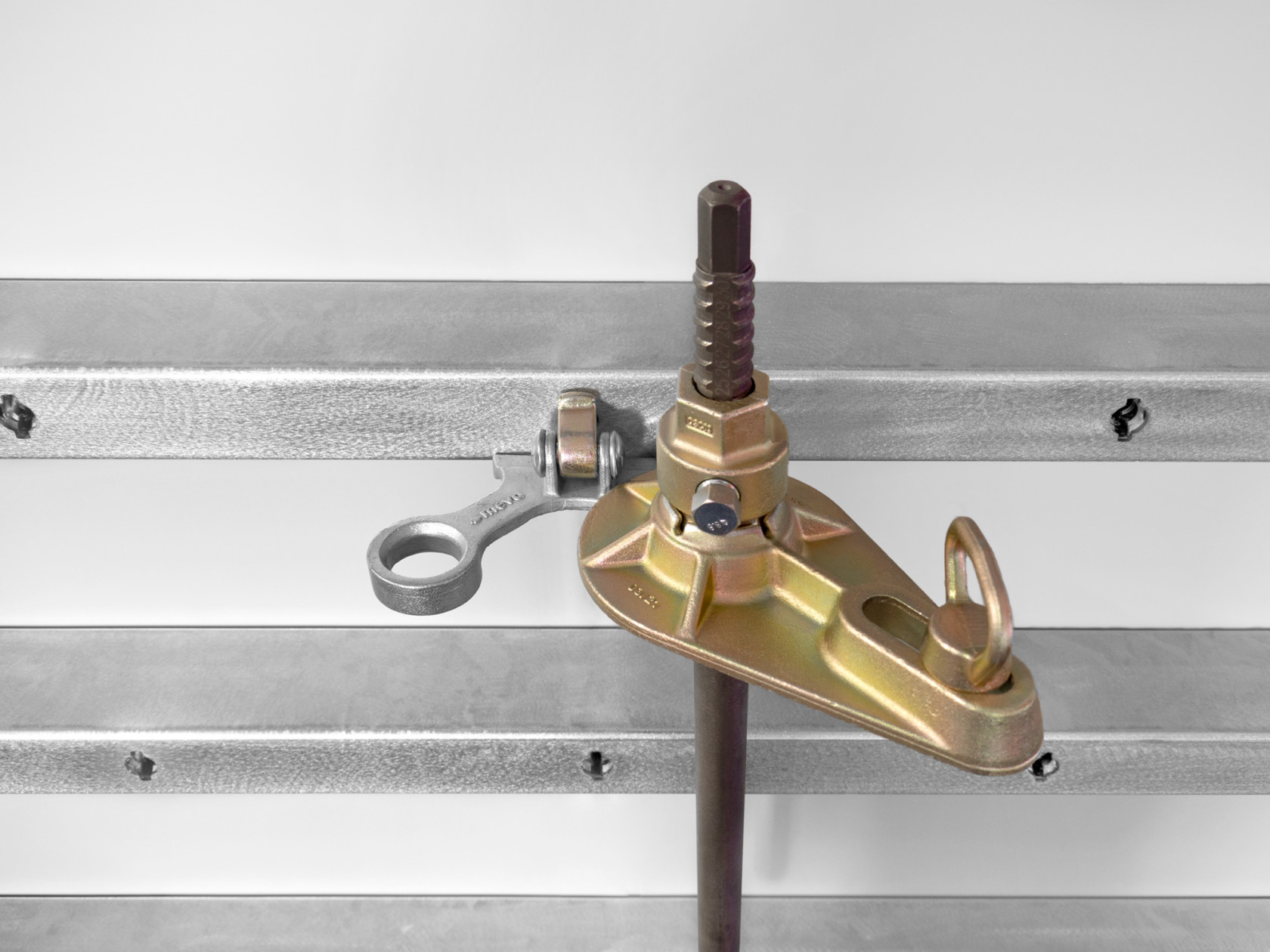 Tie Rod Fixture with a XT Tapered Tie Rod