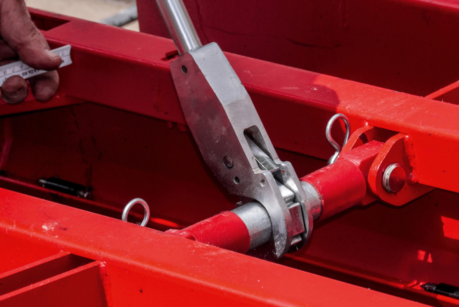 integral spindles on radius formwork