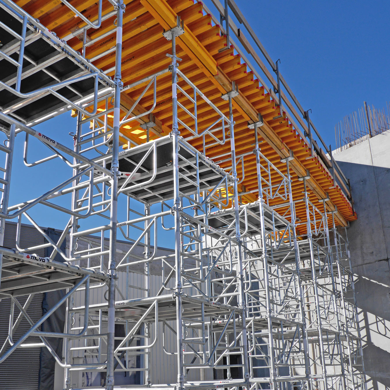 Aluminium shoring towers