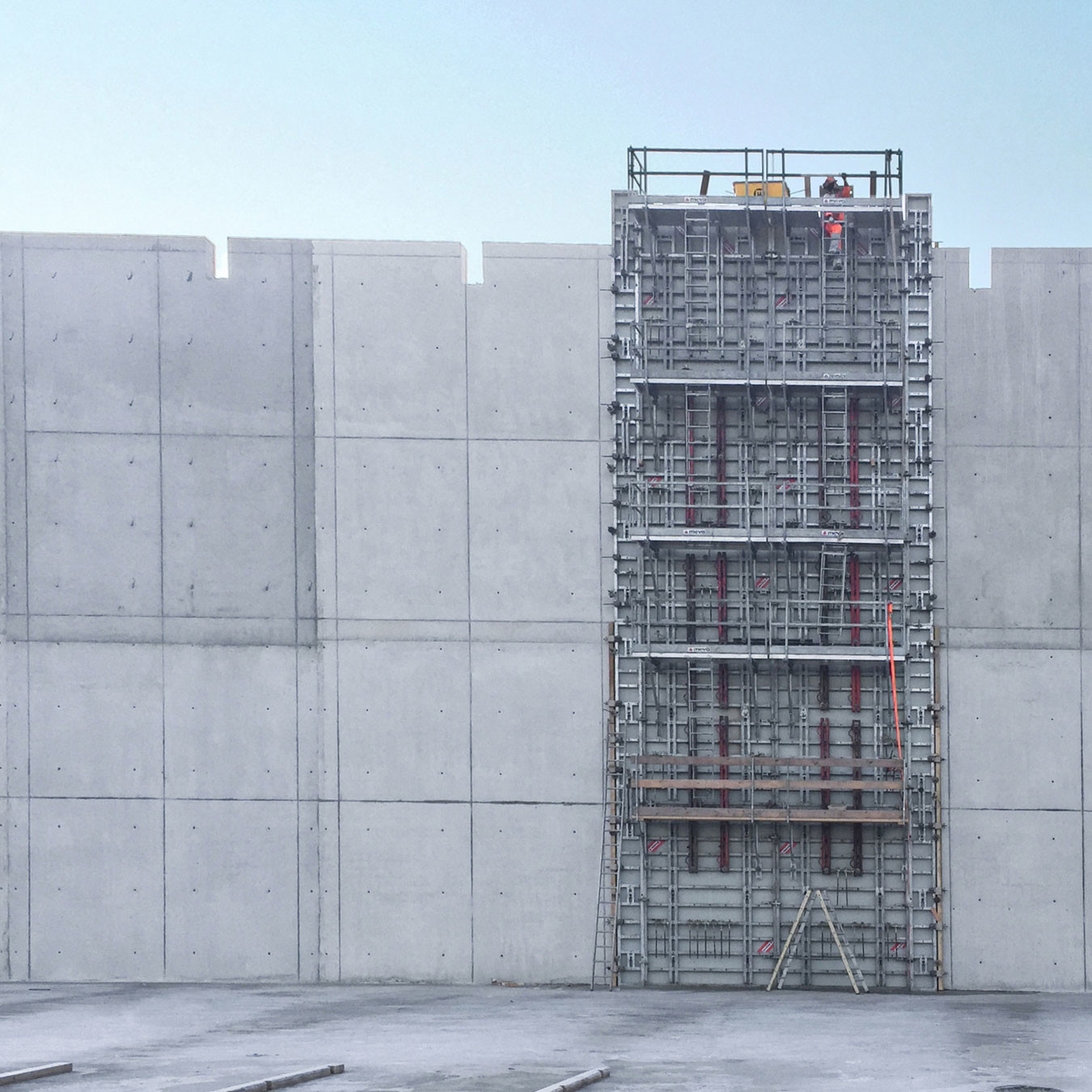 Safety system being used alongside formwork