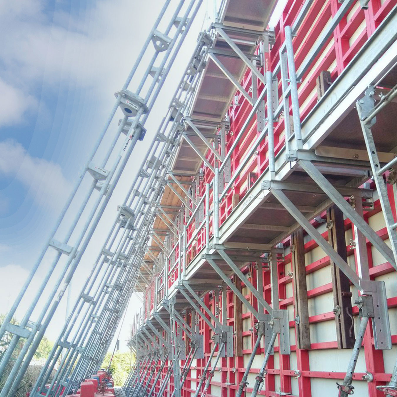 Safety system used alongside formwork for building a concrete wall