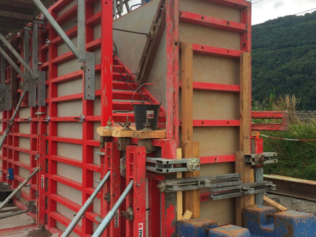 Creating a bridge abutment from wall formwork