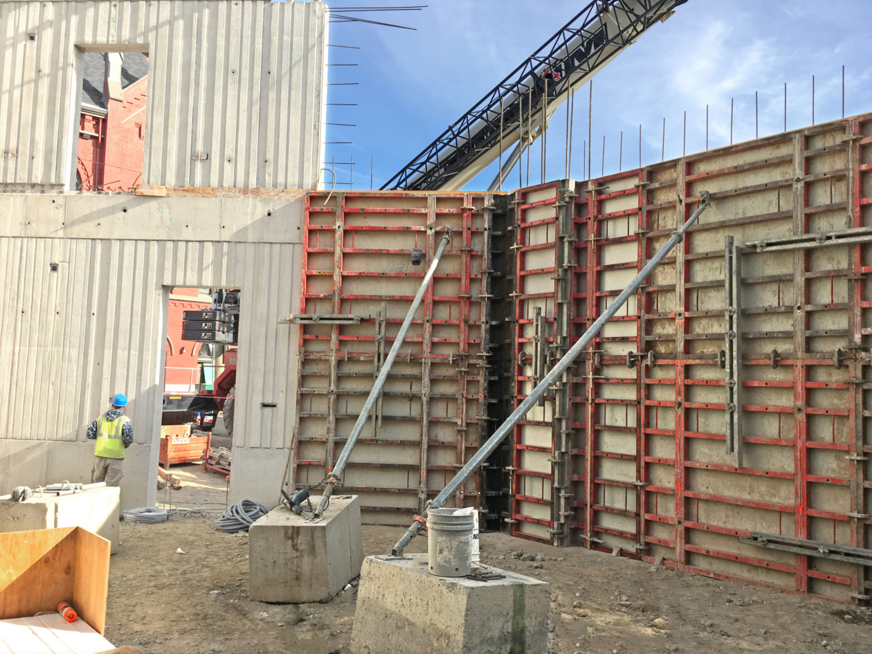 Architectoral-Concrete-Wood-Grain-Pattern-Formwork-Shakespeare-Theater-Cincinnati-MEVA-USA