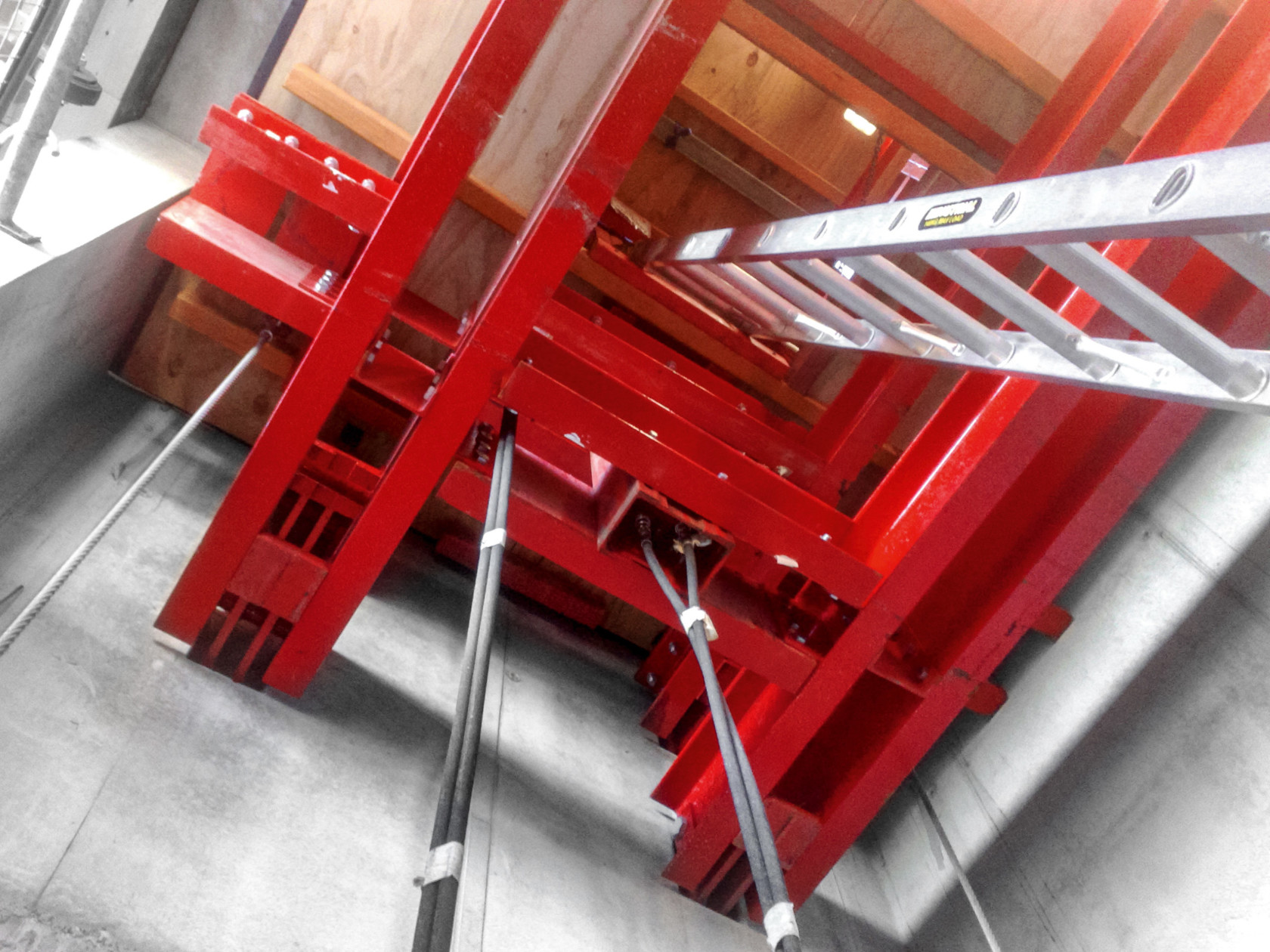 Hydraulic lifting platform on climbing formwork