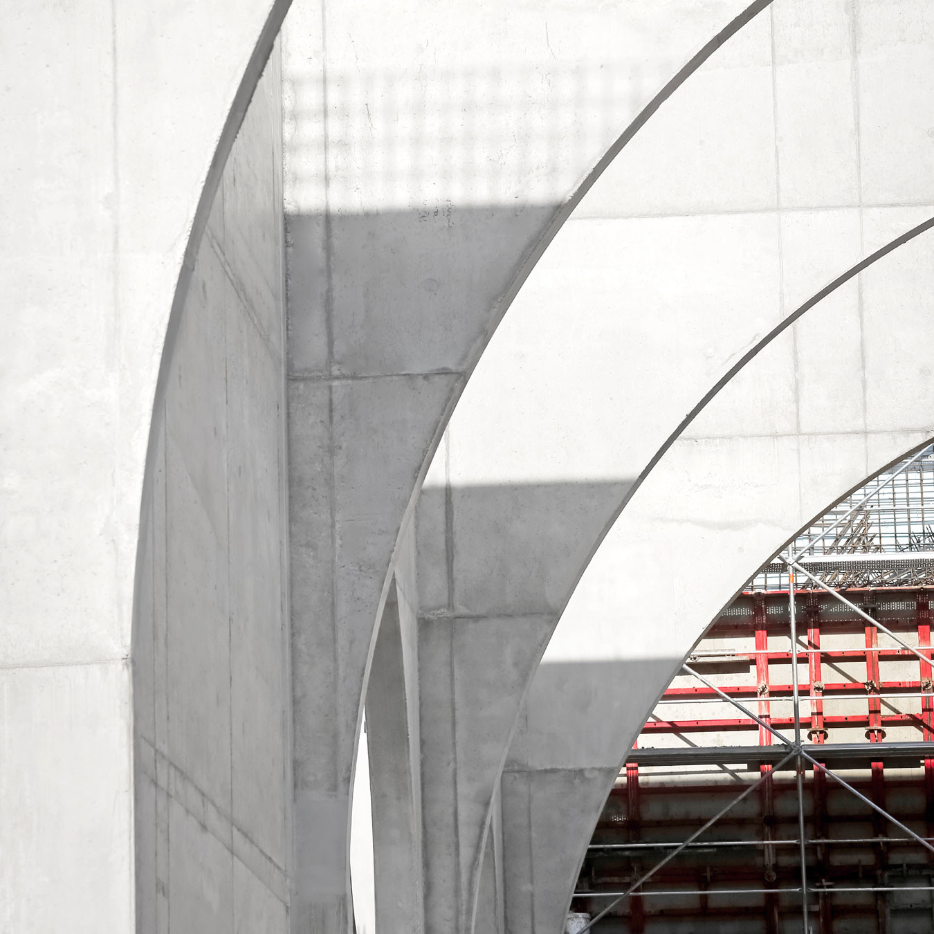 Large heights and curved ceilings produced using wall formwork
