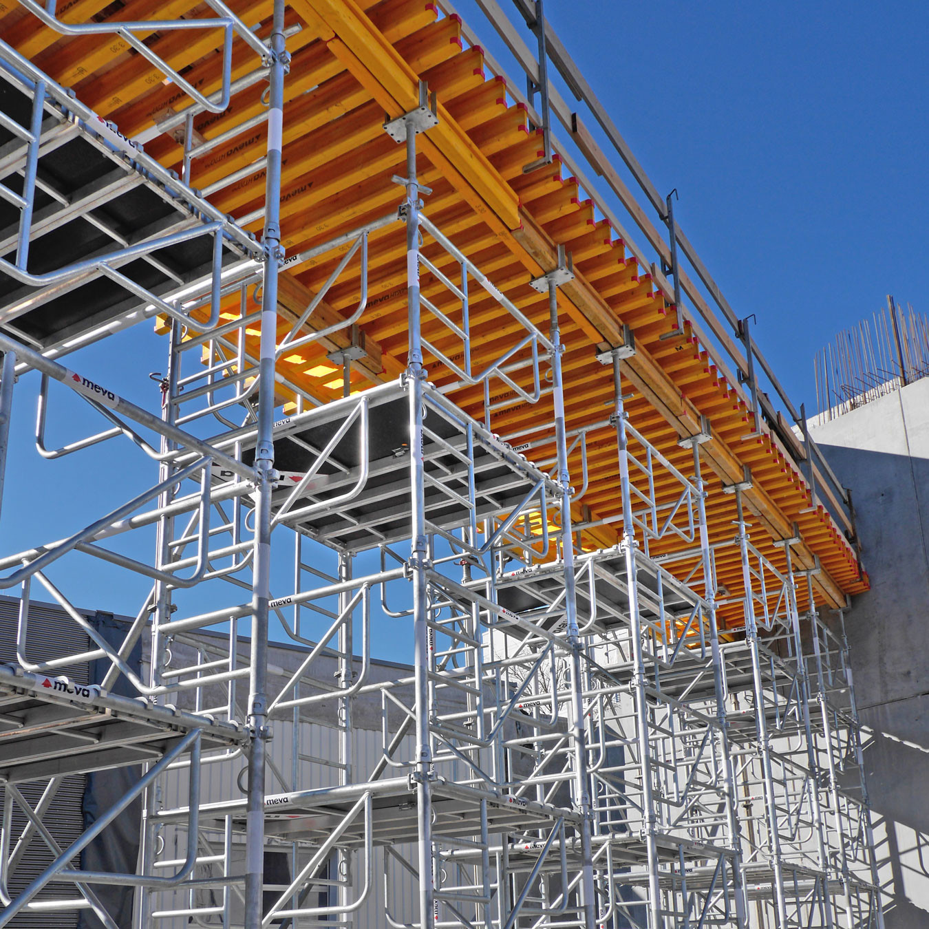 Aluminium shoring towers