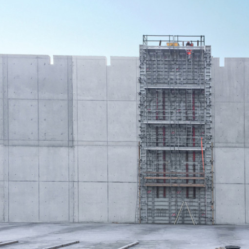 15 meter high warehouse walls in Switzerland are erected with Mammat XT wall formwork