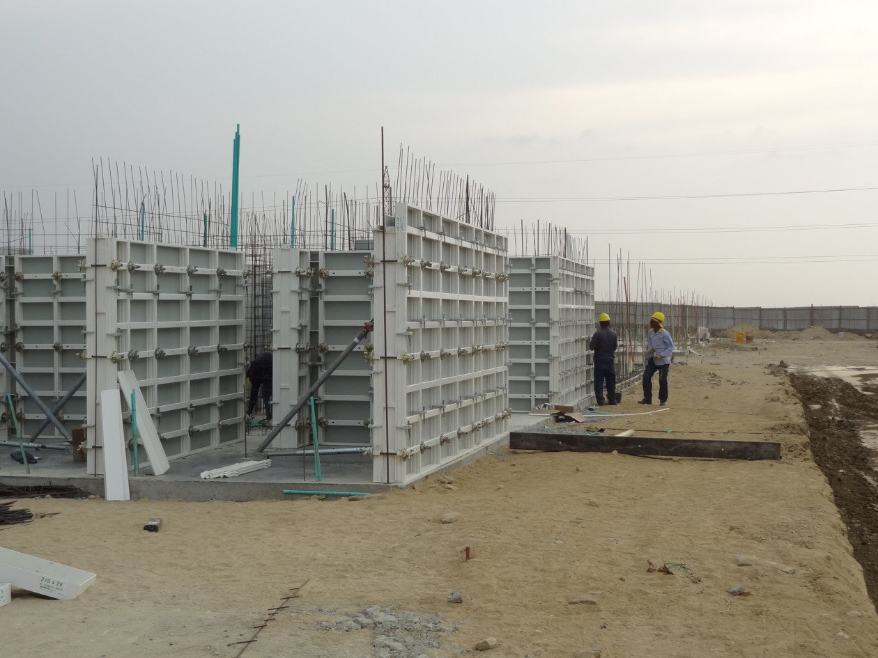 Crane independent hand-set formwork used for social housing