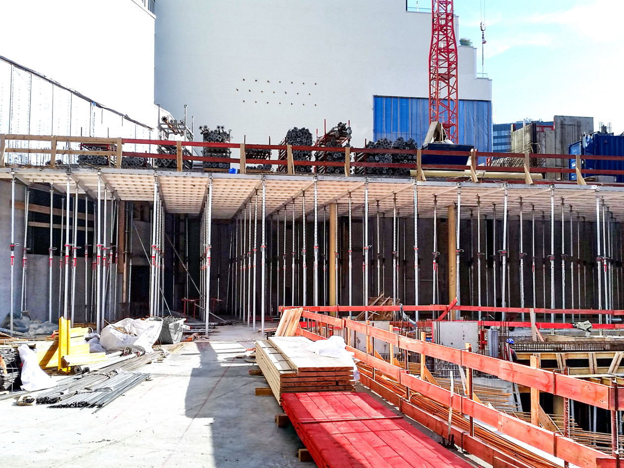 On location at the Kudamm construction demonstrating EuMax Props from MEVA