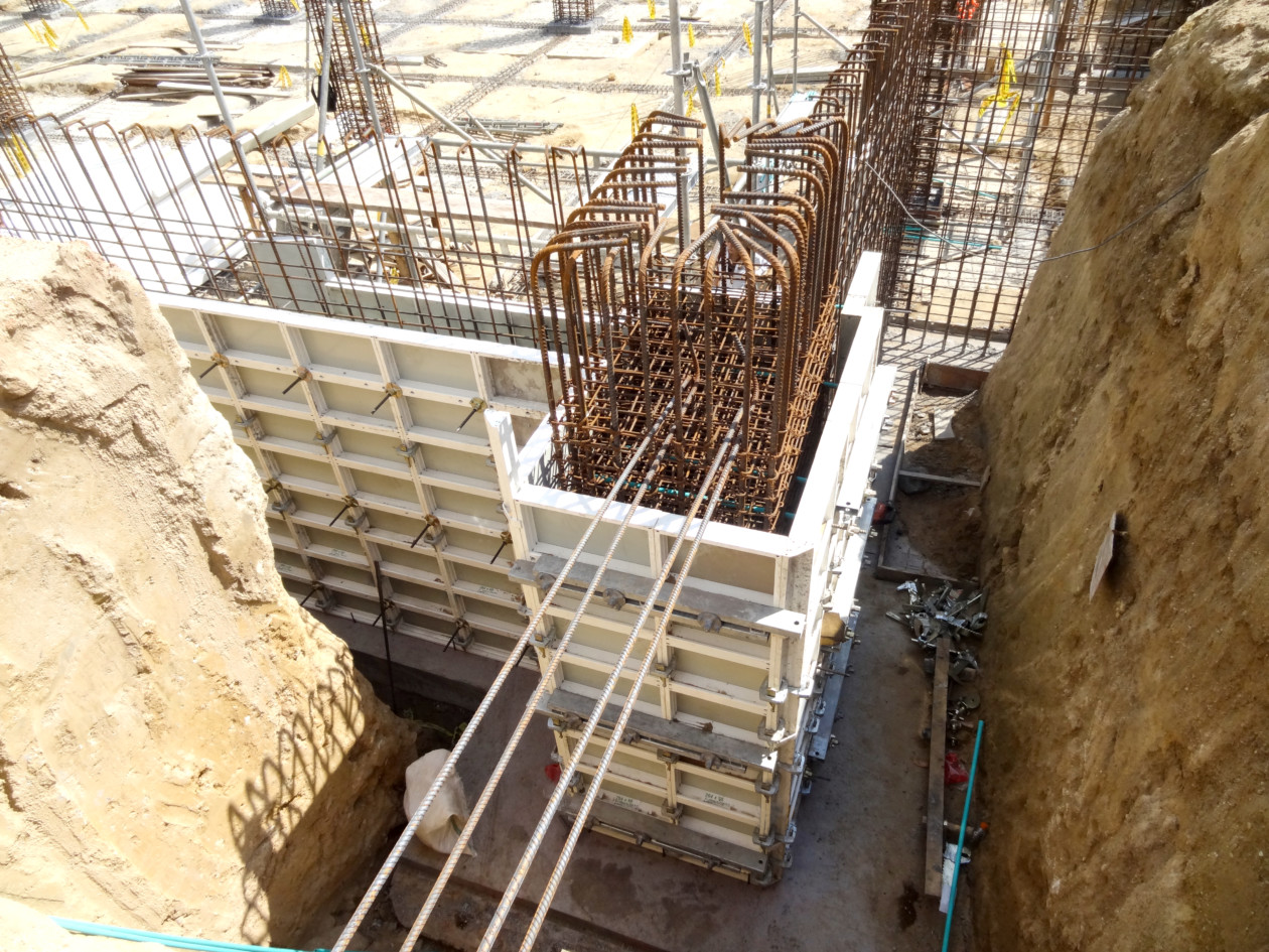 Construction of Shopping Centre, Bucaramanga, Columbia using MEVA AluFix wall formwork