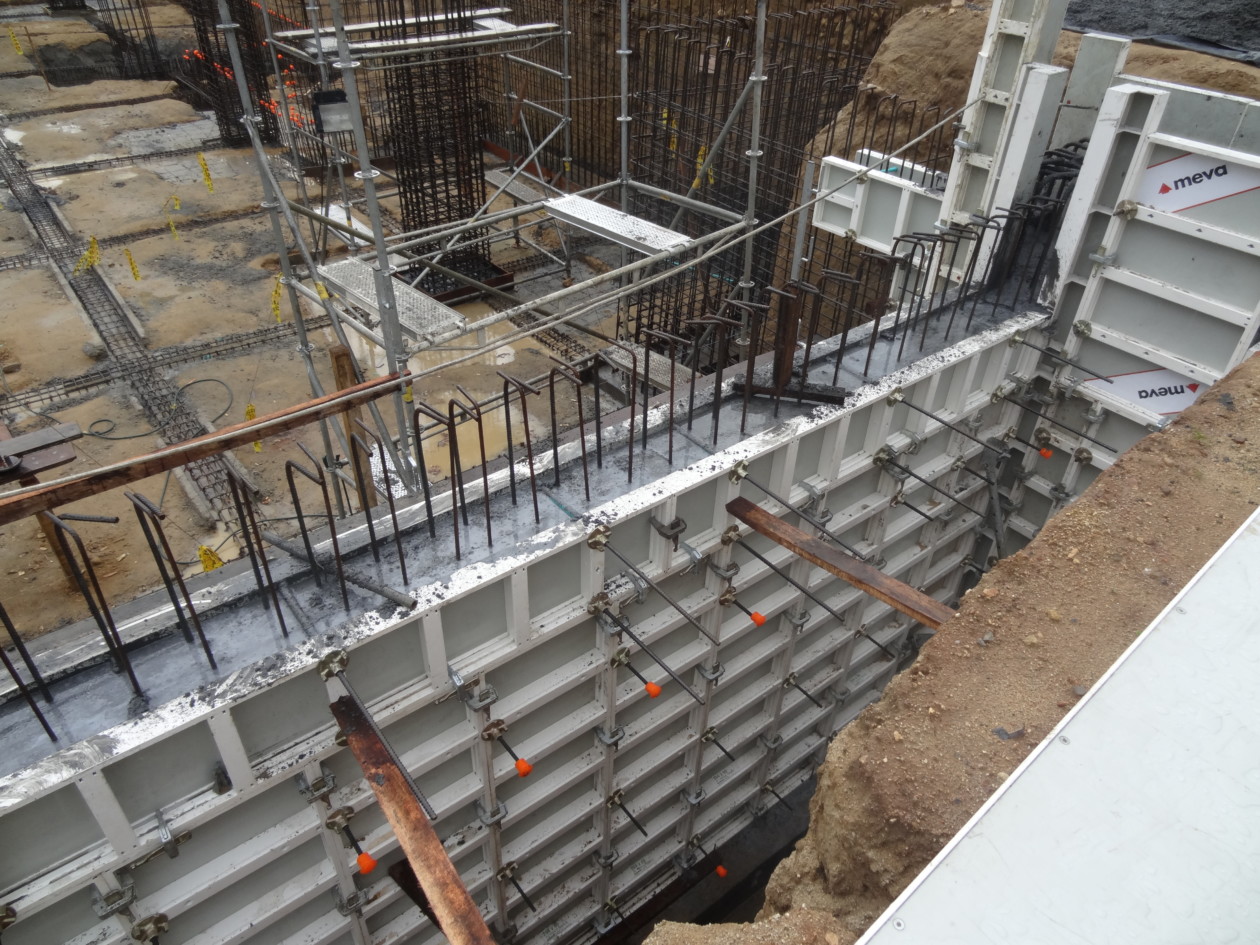 Construction of Shopping Centre, Bucaramanga, Columbia using MEVA AluFix wall formwork