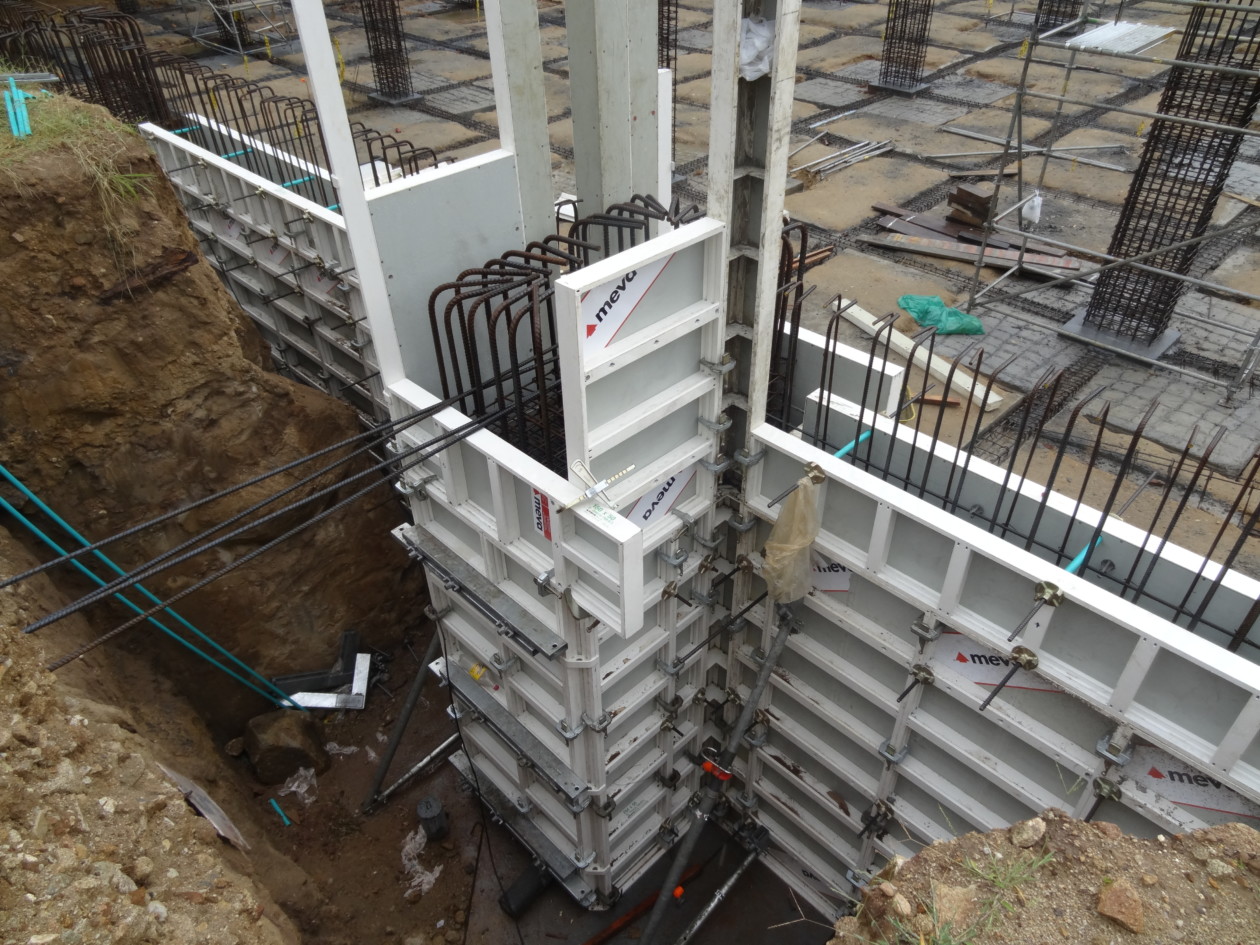 Construction of Shopping Centre, Bucaramanga, Columbia using MEVA AluFix wall formwork